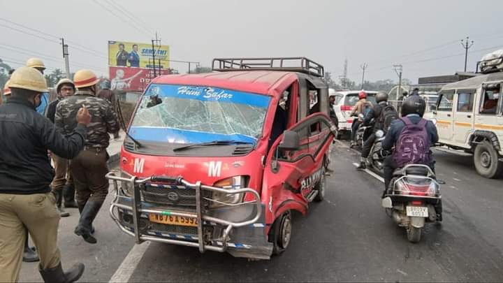 দুটি গাড়ির মুখোমুখি সংঘর্ষ, জখম একাধিক