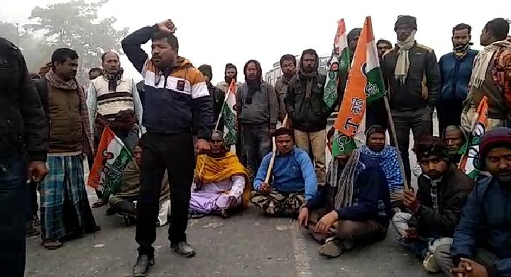 তৃণমূলের পতাকা ছেঁড়াকে কেন্দ্র করে রাস্তা অবরোধ, অভিযোগের তীর বিজেপির দিকে