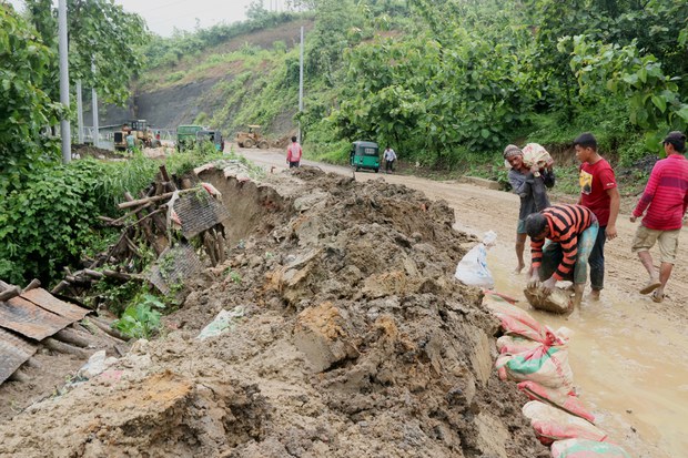 অতিভারী বৃষ্টির কারণে অসমে নেমেছে ধস