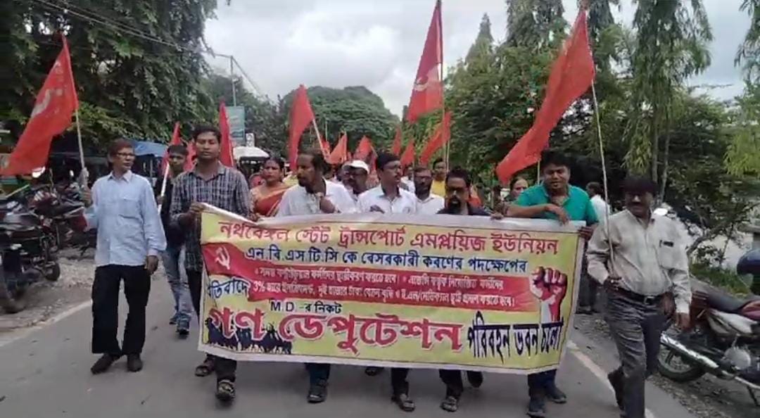 ১১ দফা দাবি নিয়ে স্মারকলিপি প্রদান করল উত্তরবঙ্গ রাষ্ট্রীয় পরিবহন সংস্থা