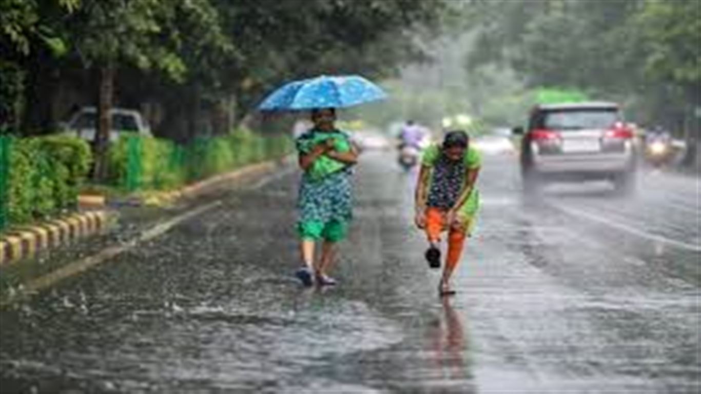 নিম্নচাপের ফলে ভারি বৃষ্টির পূর্বাভাস রাজ্যের দক্ষিণবঙ্গে