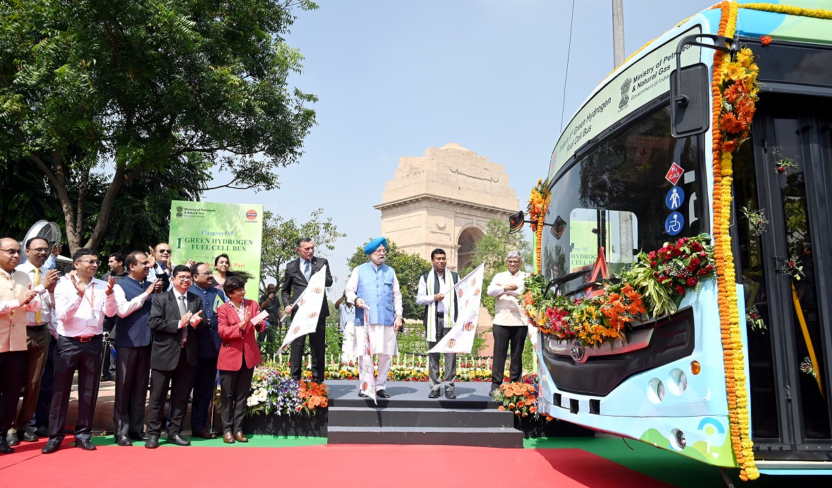 টাটা মোটরস তাদের প্রথম  হাইড্রোজেন ফুয়েল সেল চালিত বাস বিতরণ করেছে ইন্ডিয়ান অয়েলকে