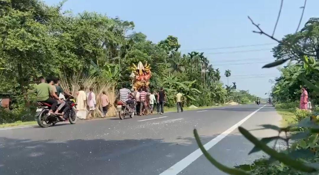 পুরানো রীতি মেনেই এখনও দূর্গা পুজো হয় শিকদার বাড়ির ঠাকুর দালানে