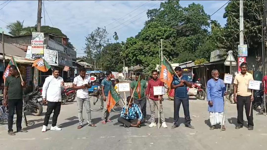 গরু চুরির প্রতিবাদে পথ অবরোধ করে বিক্ষোভে নামল বিজেপি