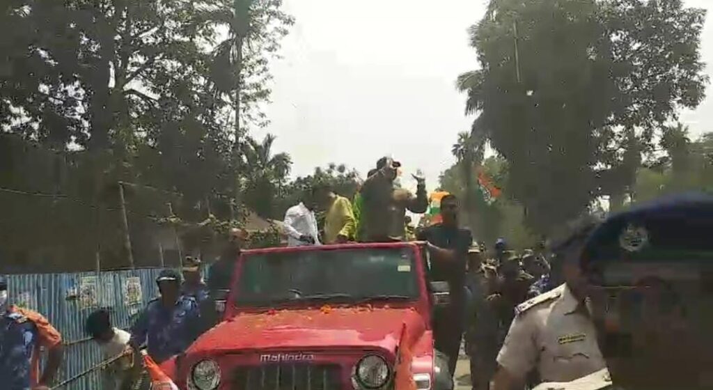 তৃণমূল প্রার্থীর সমর্থনে তুফানগঞ্জে রোড শো অভিনেতা দেবের