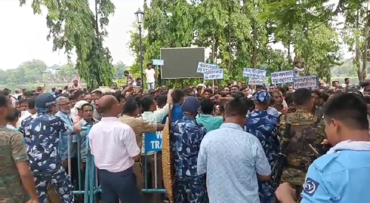 কোচবিহার জেলা শাসকের দপ্তরে অন্য রাজ্যে আলু রপ্তানির দাবিতে স্মারকলিপি