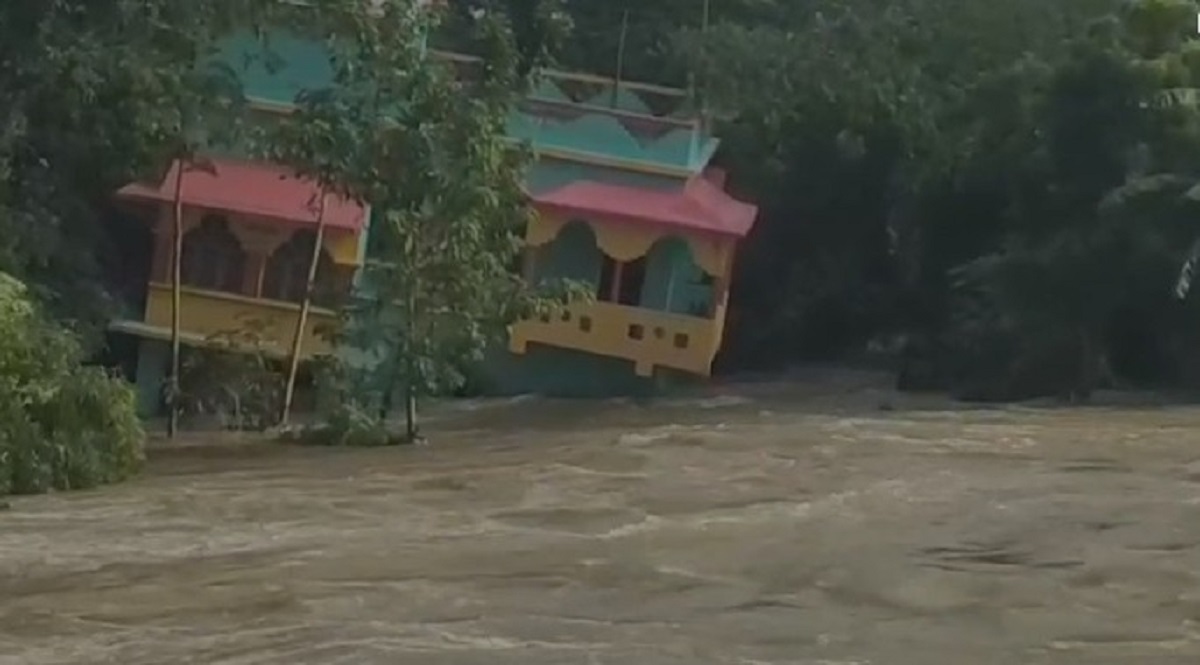 পাঁশকুড়ার একাধিক জায়গায় বাঁধ ভেঙে প্লাবিত গ্রাম