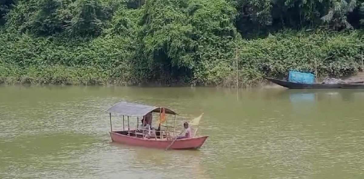 ব্যক্তিগত উদ্যোগে টাঙ্গনে নৌকাবিহার, উপভোগ করছে আবালবৃদ্ধবনিতা