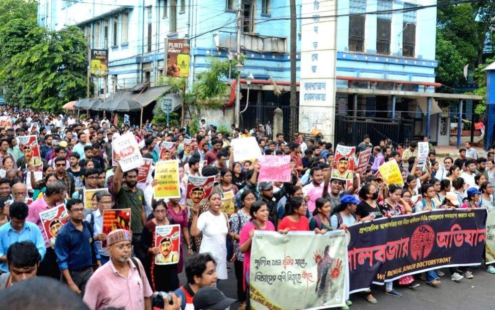 বিনীত গয়ালের পদত্যাগের দাবিতে রাস্তায় জুনিয়র চিকিৎসকরা  