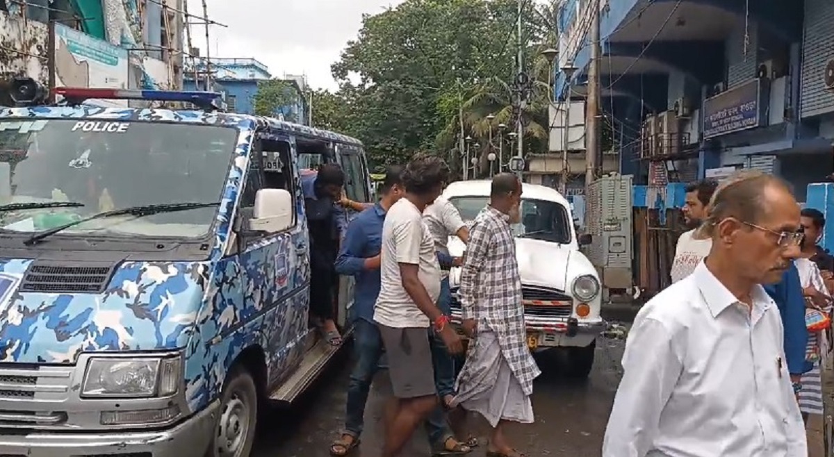 অবৈধ জুয়ার ঠেকে হানা দিয়ে সাফল্য পেল পুলিশ