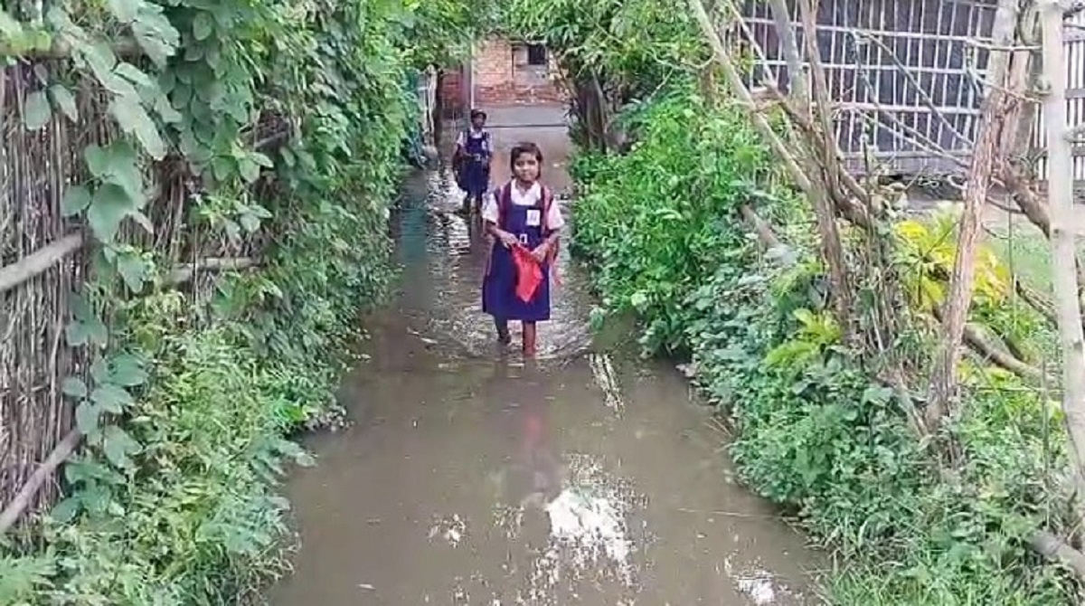 ইংলিশবাজারে ঝাঁটা হাতে বিক্ষোভ, মহিলাদের