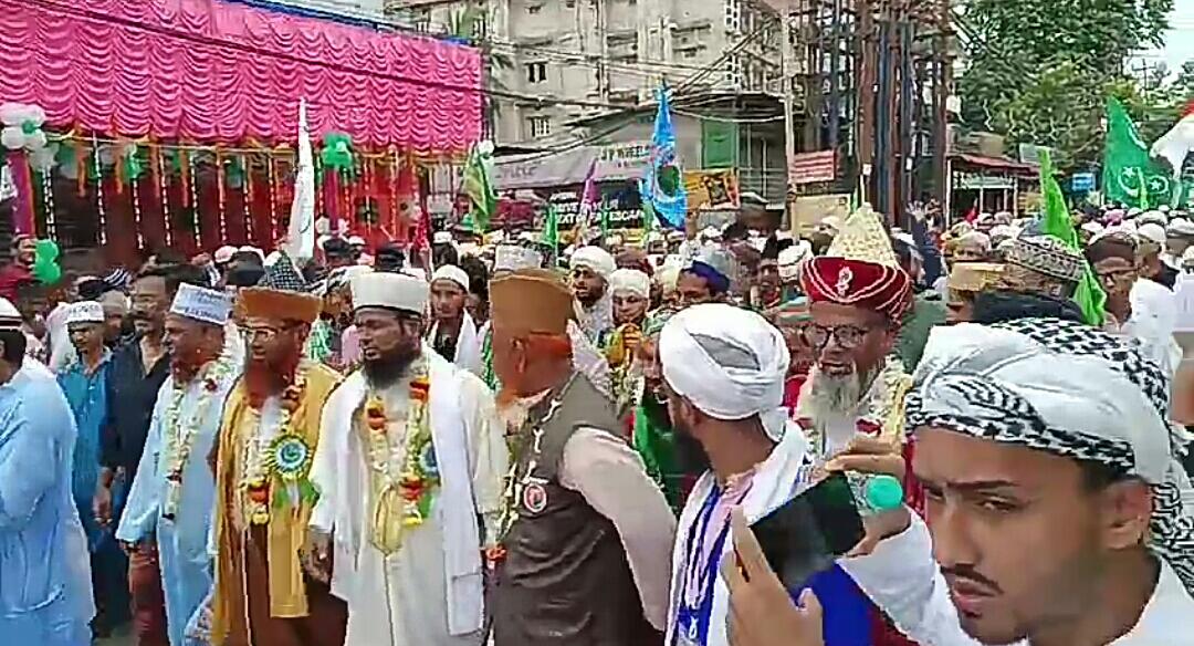 সোমবার সকাল থেকে শিলিগুড়ির বিভিন্ন জায়গায় উদযাপন করা হচ্ছে জশন-ই-ঈদ মিলাদুন্নবি’ উৎসব