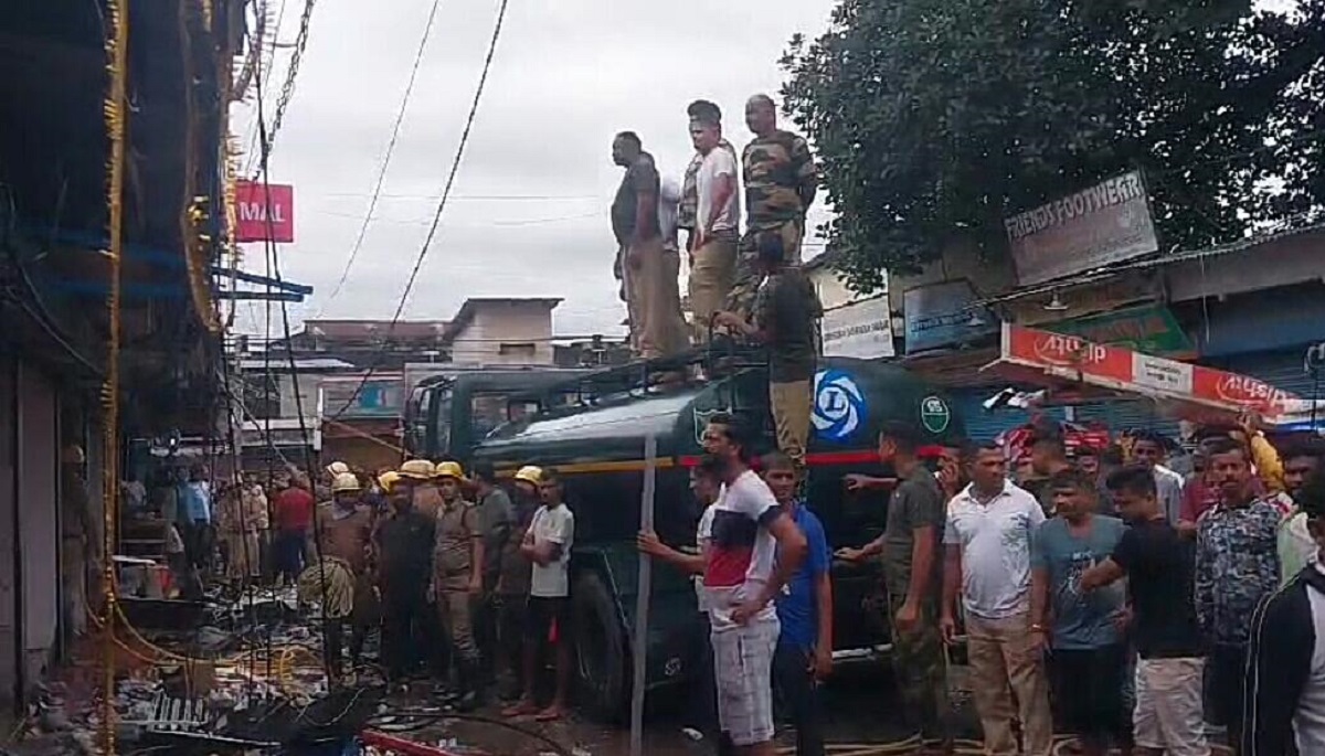 শিলিগুড়ির বিধান মার্কেটে ভয়াবহ অগ্নিকাণ্ড