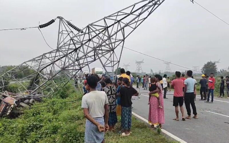 দুর্ঘটনার জেরে ভেঙে পড়ল হাইটেনশন বিদ্যুৎ পোল