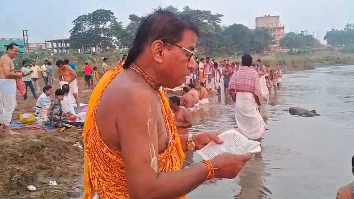 পিতৃ পুরুষের স্মৃতিকে শ্রদ্ধা জানিয়ে ভোর থেকেই আত্রেয়ীনদীতে তর্পণ