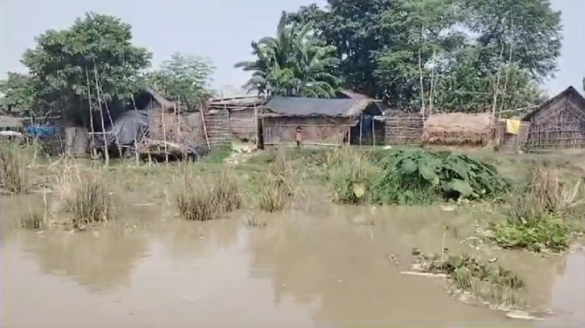 জল বাড়ছে ফুলহার নদীতে প্লাবিত হয়েছে নয়টি গ্রাম