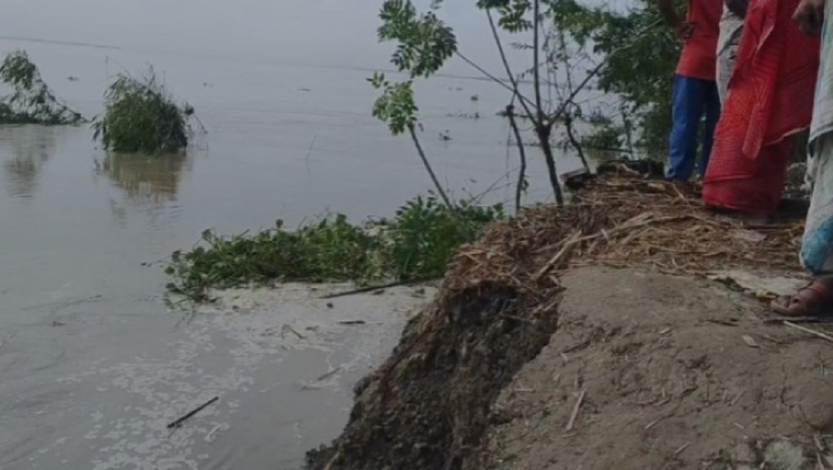 কামালতিপুর এলাকায় জমি তলিয়ে যাচ্ছে গঙ্গা বক্ষে