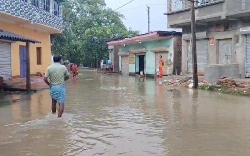 ঘূর্ণিঝড় ডানা’ র প্রভাবে প্লাবিত হয়েছে বিস্তীর্ণ এলাকা