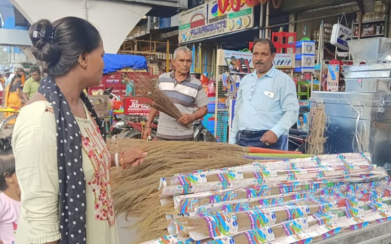 মঙ্গলবার সকাল থেকে শিলিগুড়ির বিভিন্ন বাজারের ঝাড়ুর দোকানে ভিড় ক্রেতাদের