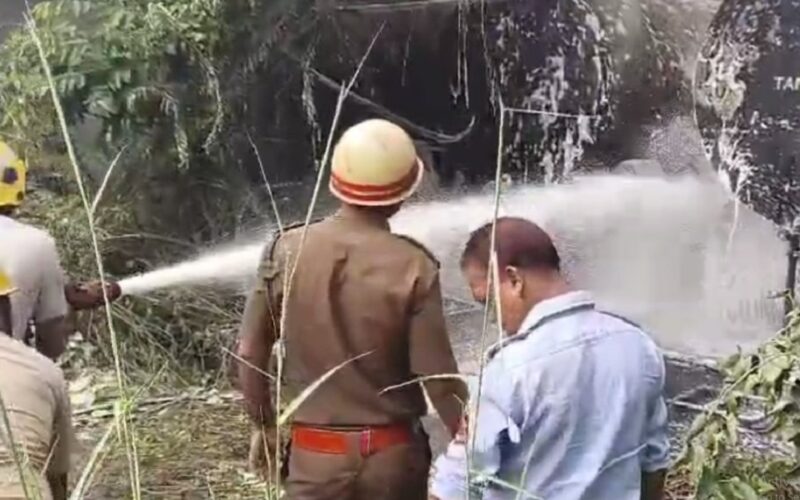 বেলেঘাটায় পরিত্যক্ত কারখানায় আগুন, এলাকায় আতঙ্কের পরিবেশ