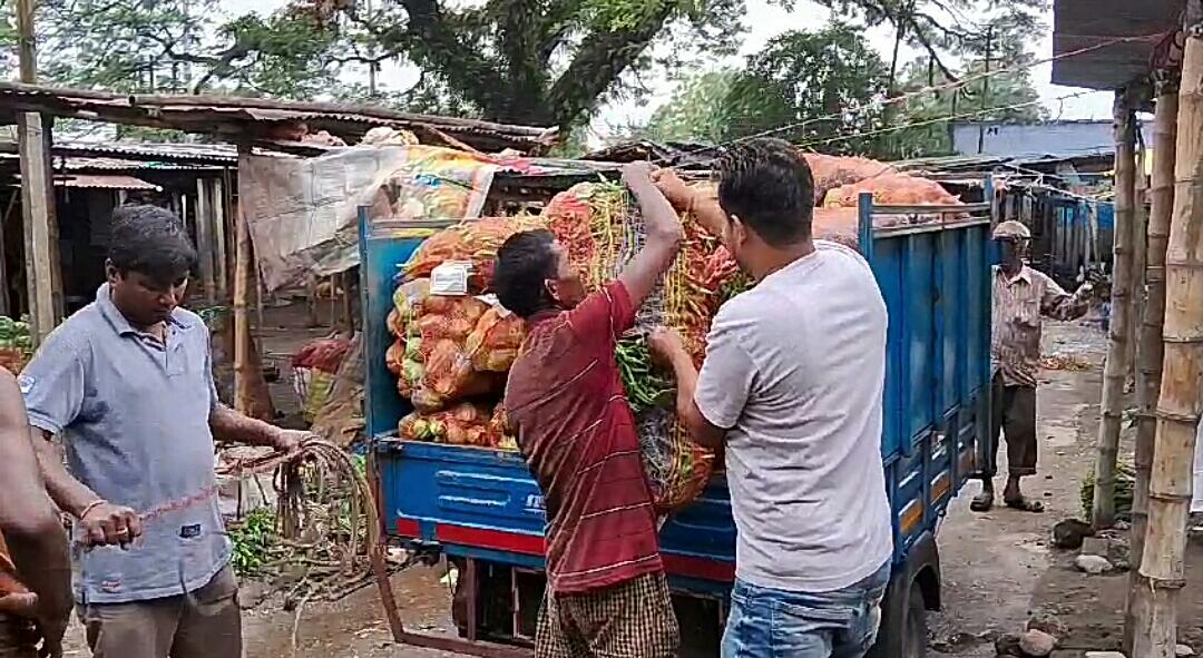 মহাষষ্ঠীর দিনে সবজির দাম আকাশছোঁয়া, চিন্তিত ক্রেতা ও বিক্রেতা উভয়ই