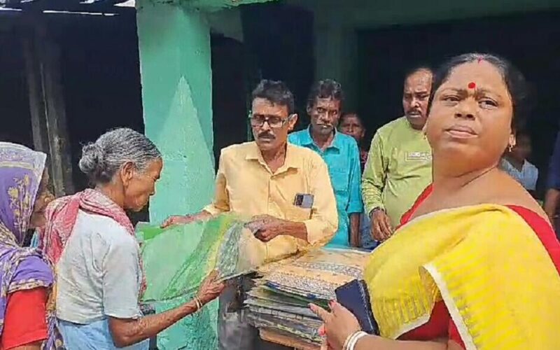 লক্ষ্মীপূজা উপলক্ষে দরিদ্র মহিলাদের মধ্যে শাড়ি বিতরণ