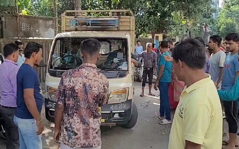 শিলিগুড়িতে গরু বহনকারী গাড়ি থামিয়ে বিক্ষোভ