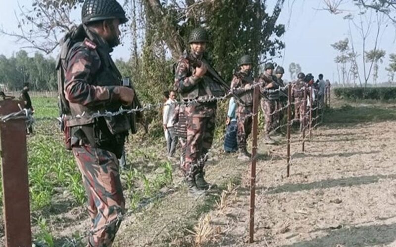 বাংলাদেশ সীমান্তে নিজের খরচে বেড়া দিল গ্রামবাসী